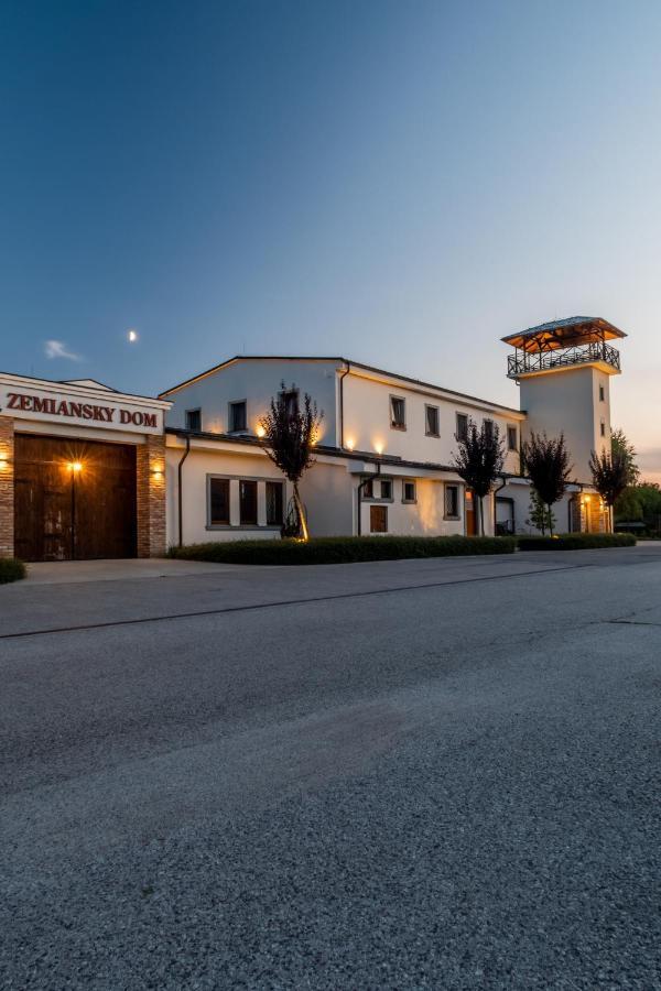 Penzionzemianskydvor Surovce Εξωτερικό φωτογραφία